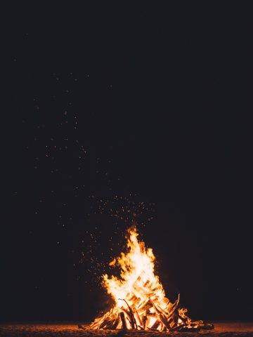竖版海报式画面，一名背着书包的学生站在教学楼走廊尽头，身后是长长的窗户与斜射进来的傍晚光线，冷紫色调，黄果ai生成短剧高三的典型构图